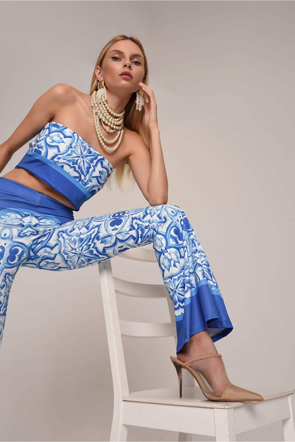Mavi Beyaz Dijital Baskılı İspanyol Paça Pantolonlu Büstiyer Straplez Takım-Mavi - Beyaz