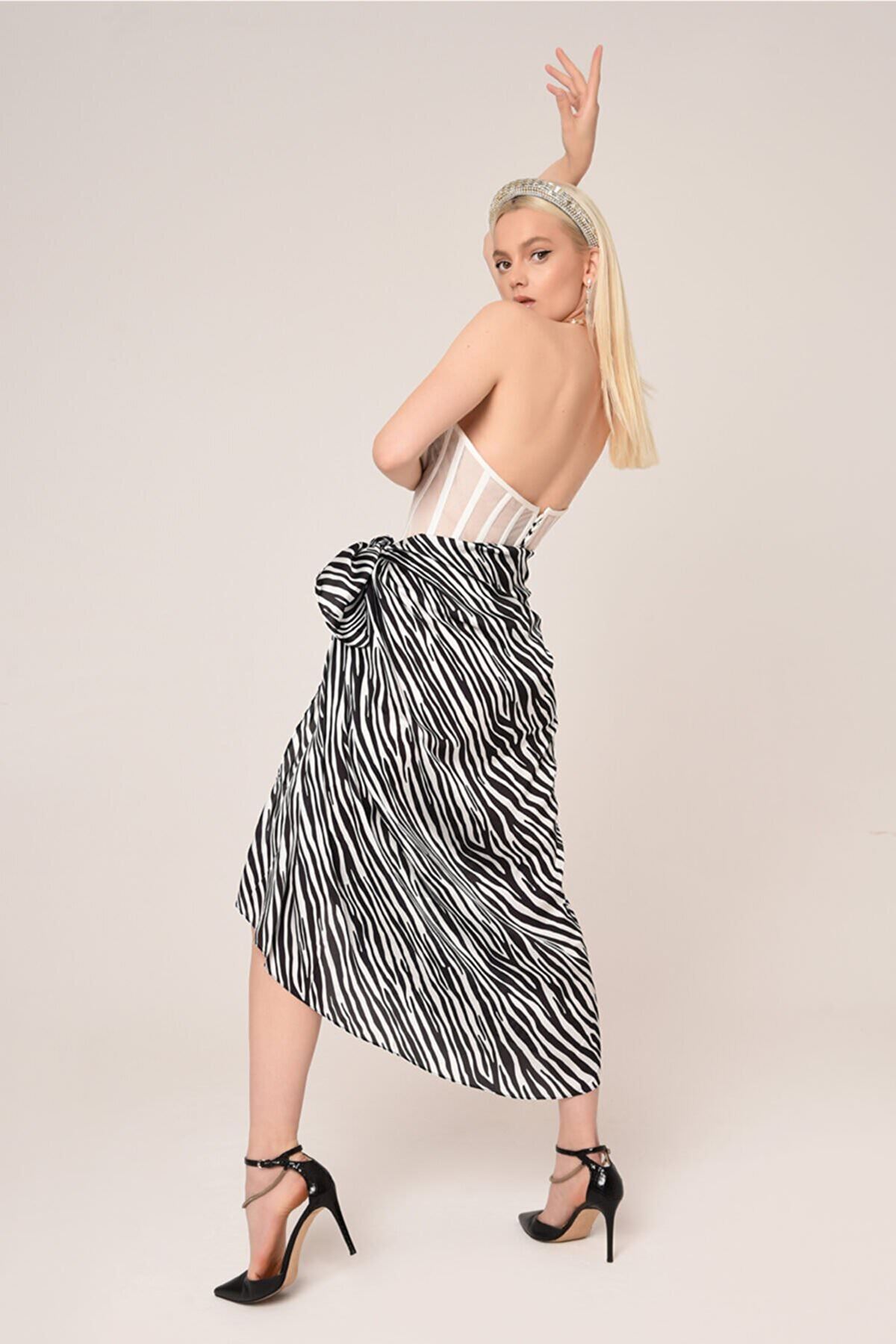 Kalın File Detaylı İç Gösteren Zebra Desen Etekli Braletli Özel Tasarım Elbise-Beyaz