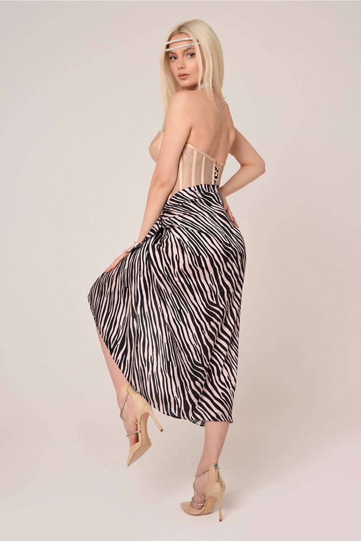 Kalın File Detaylı İç Gösteren Zebra Desen Etekli Braletli Özel Tasarım Elbise-Camel