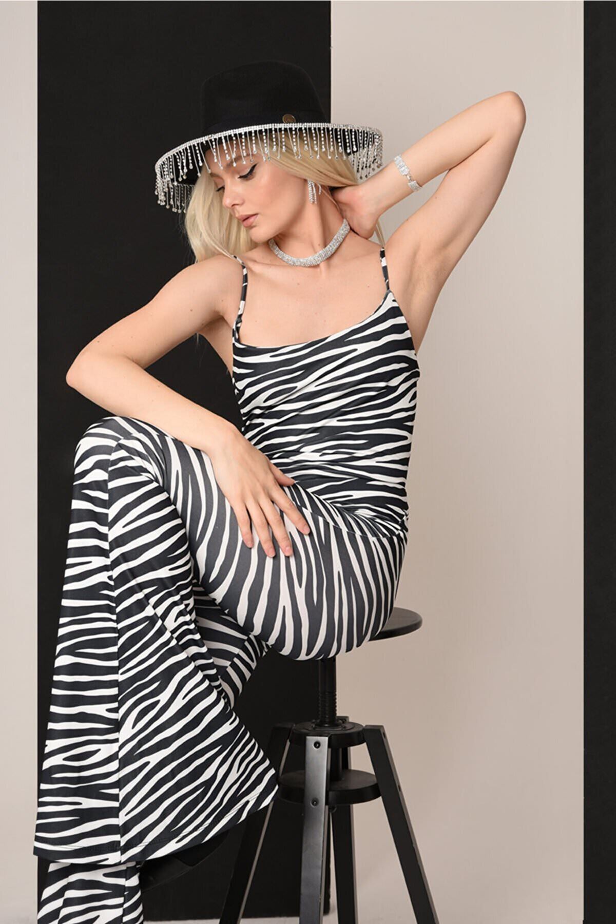 Göğüs Dekolteli Sırt Detaylı Zebra Desen Tulum-Siyah / Beyaz